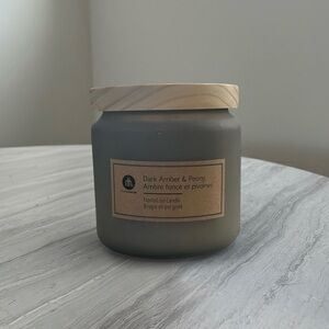 NEW Hometrends Dark Amber + Peony Frosted Jar Candle